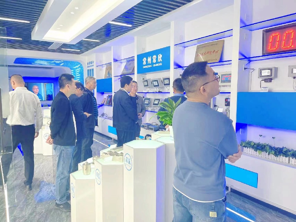熱烈祝賀中國重型機(jī)械工業(yè)協(xié)會(huì)橋式起重機(jī)專業(yè)委員會(huì)九屆八次理 事會(huì)暨十屆一次會(huì)員大會(huì)在江蘇省常州市召開順利召開并圓滿結(jié)束！
